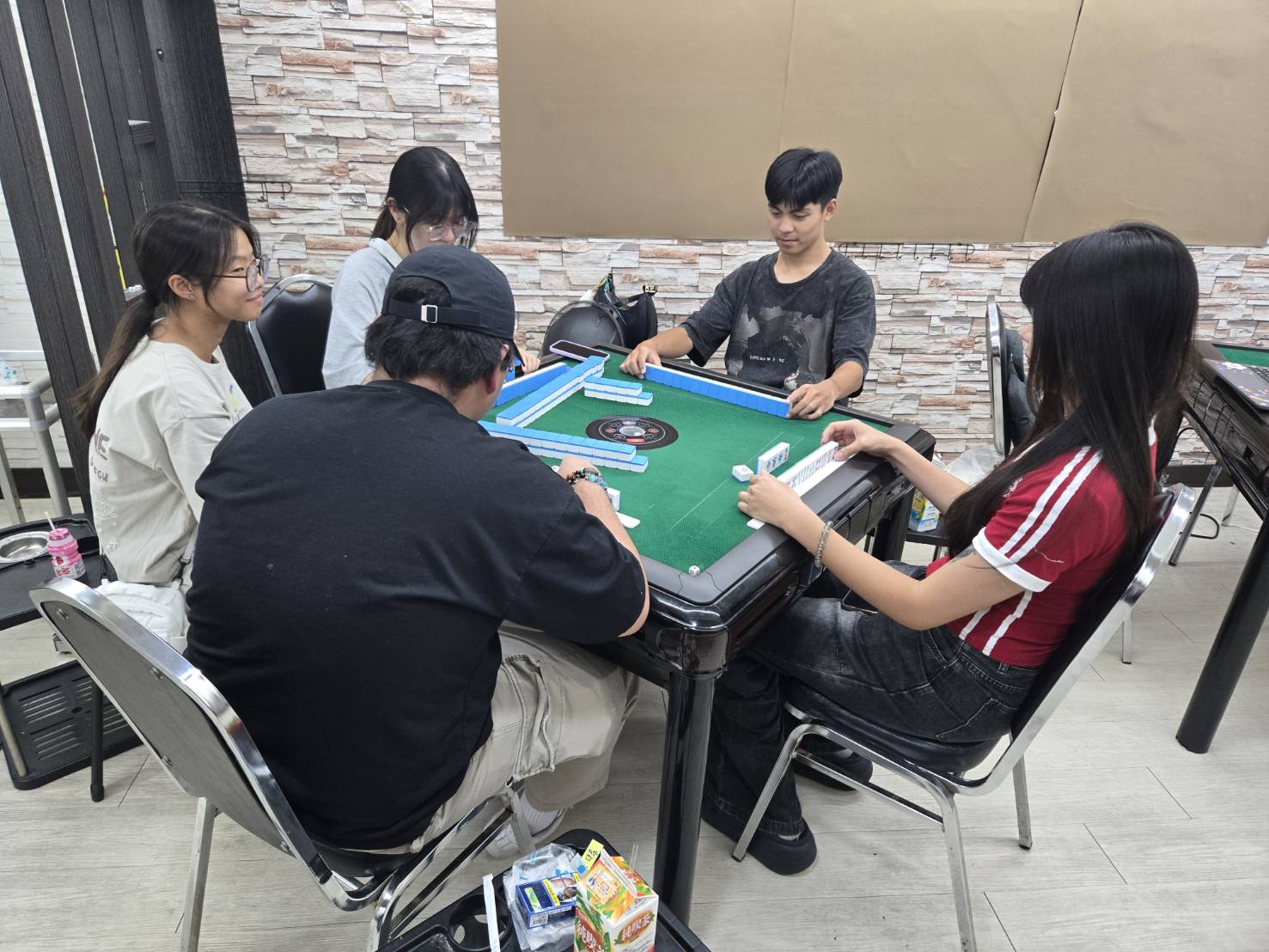 會所也吸引不少年輕人，他們認為打麻將其實就是玩桌遊，是鬥志鬥智力的社交遊戲。（記者 蔡尚芸攝）