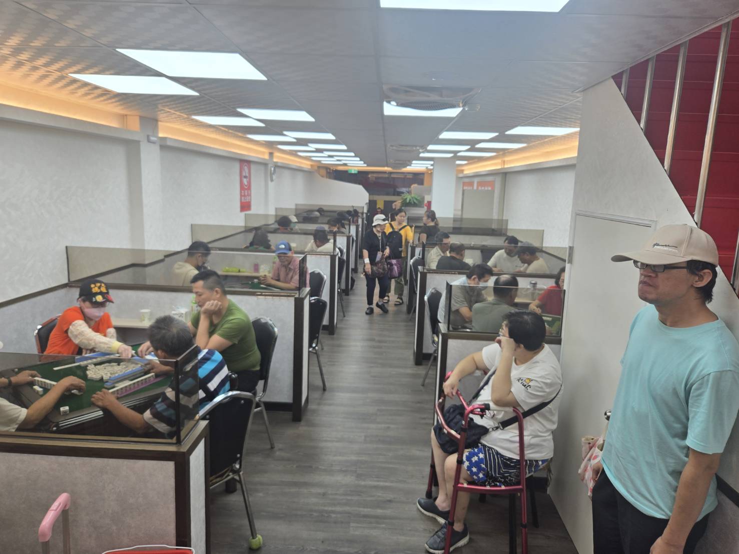 午後時分，會館座無虛席，因為這段時間最容易讓年長者感到孤單，而這裡正好填補了那份空虛。（記者 蔡尚芸攝）