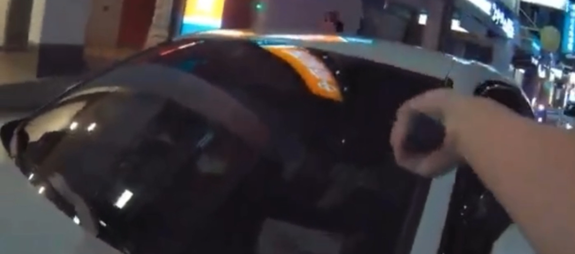 侯女拒檢新莊警欲破車窗喝令下車。（記者徐煜勝翻攝）