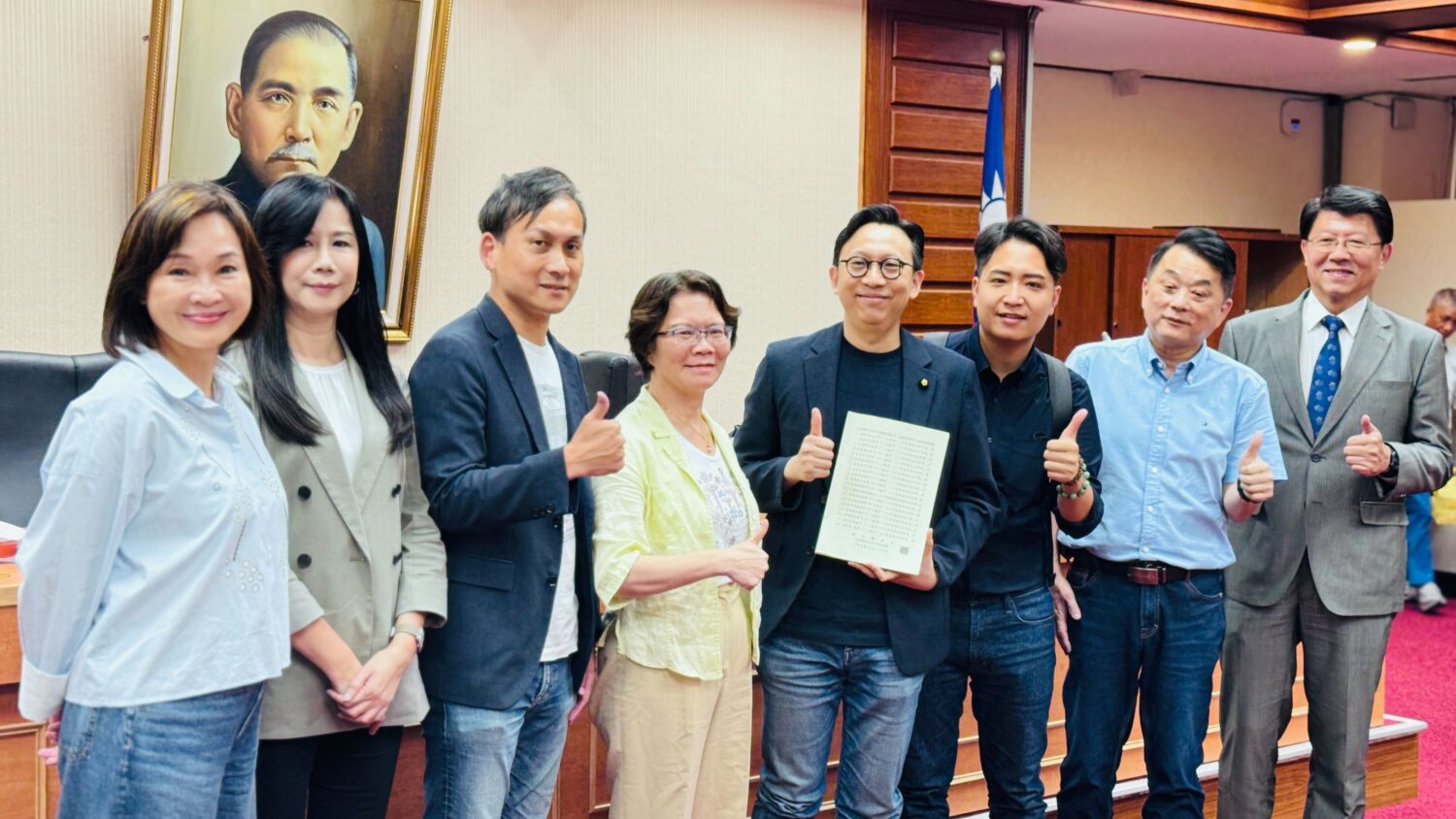 科技立委葛如鈞(右4)推動《人工智慧基本法》,終於完逐條審查,偕同黨立委柯志恩、萬美玲、葉元之、廖偉翔、魯明哲、謝龍介及民眾黨立委劉書彬等人留下珍貴歷史鏡頭。(圖/葛如鈞國會辦公室)