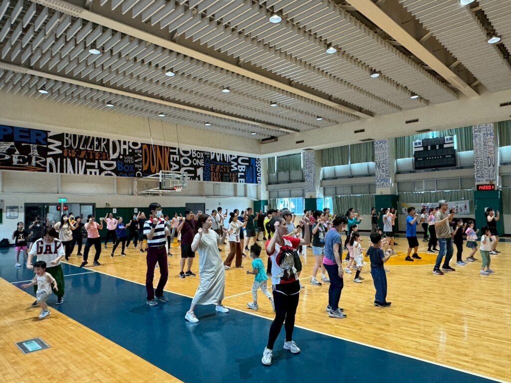 2025臺北市運動知能系列課程「父親節家庭愛派對」，親子律動歡樂舞動慶父親節，大小朋友隨著人氣老師一起舞力全開，共度歡笑與汗水交織的父親節家庭愛派對！(圖/臺北市政府體育局提供)