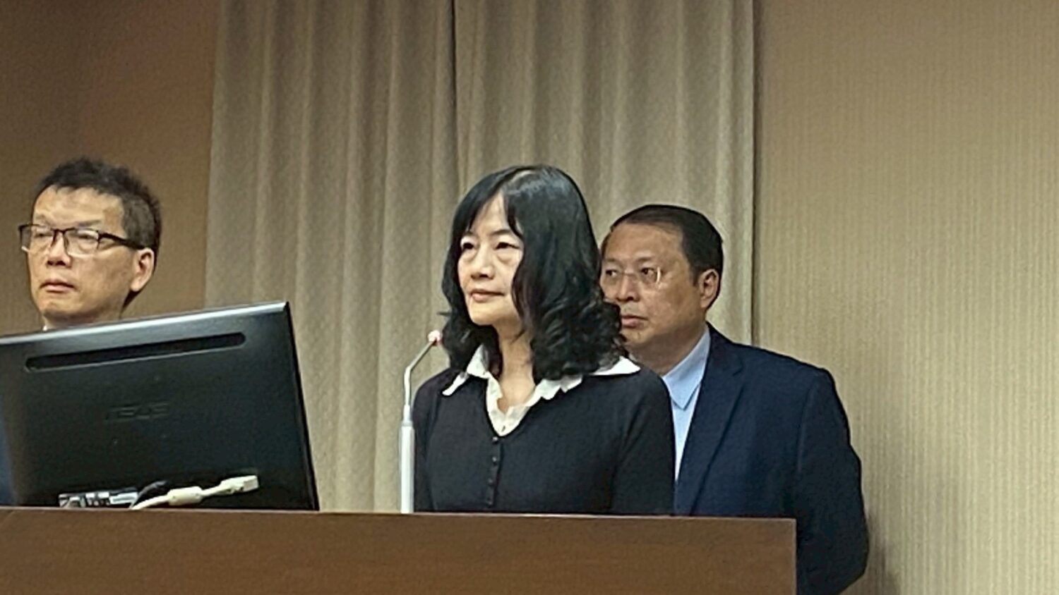 行政院災害防救辦公室主任王怡文強調,災害發生時各縣市都有災害防救體系且運作良好。(圖/張啓楷國會辦公室)