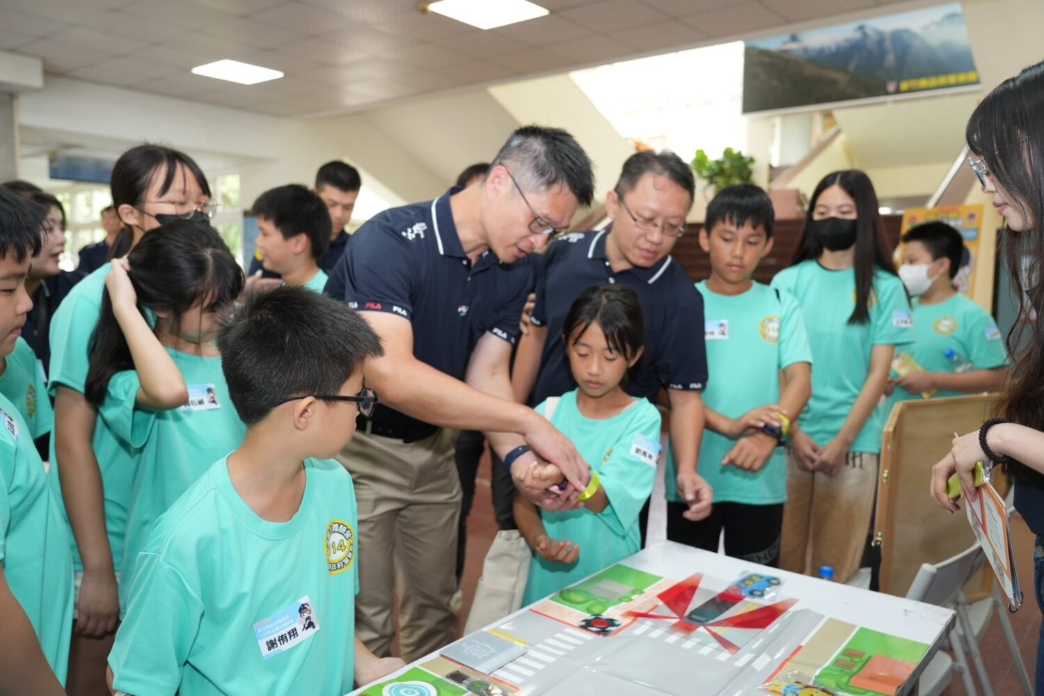 林建隆局長親自與學生進行交通安全互動遊戲,透過模擬場景提升學童道路安全知識與風險辨識力。(圖/記者張家燁翻攝)