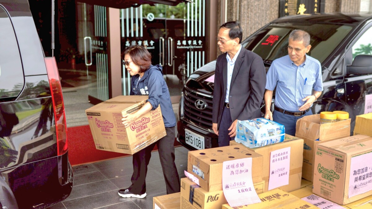 ▲「送暖災區 守護原鄉」,議長康裕成率議會火速募集嬰幼兒物資直送災區,康裕成議長親自搬物資上車。
