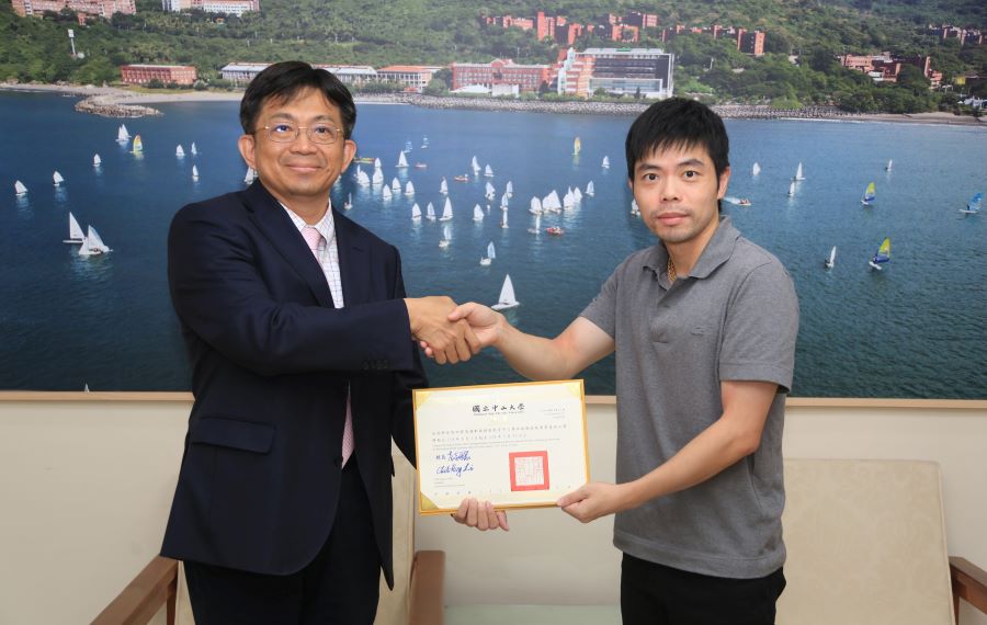 ▲國立中山大學延攬優秀體育人才加入教學團隊,今宣布聘任「臺灣桌球教父」莊智淵擔任副教授一職,左為中山大學校長李志鵬。