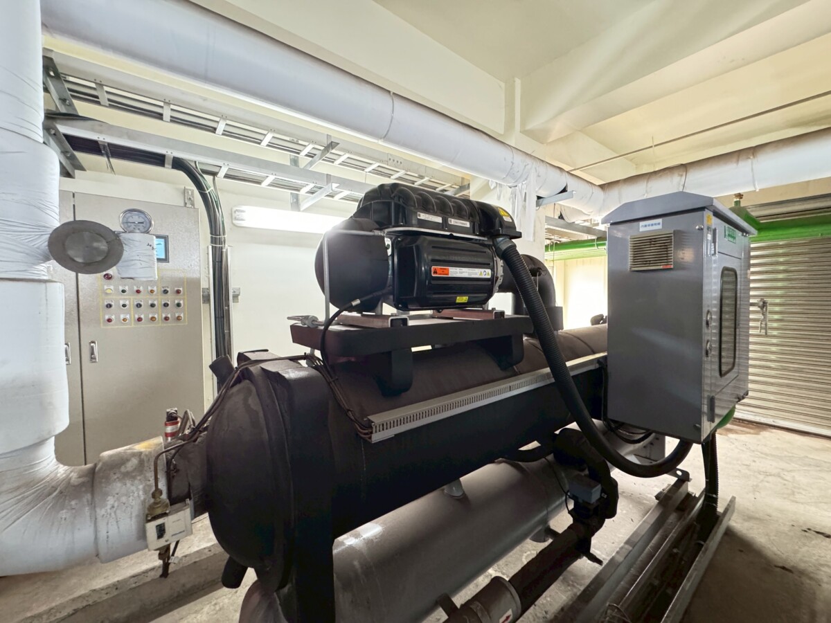 ▲中鋼成功研發自製一級能效「磁浮離心式冰水機」及「智能調溫」系統，近期先導入至煉焦工場及煤化學工場，年節電量可達11萬餘度。