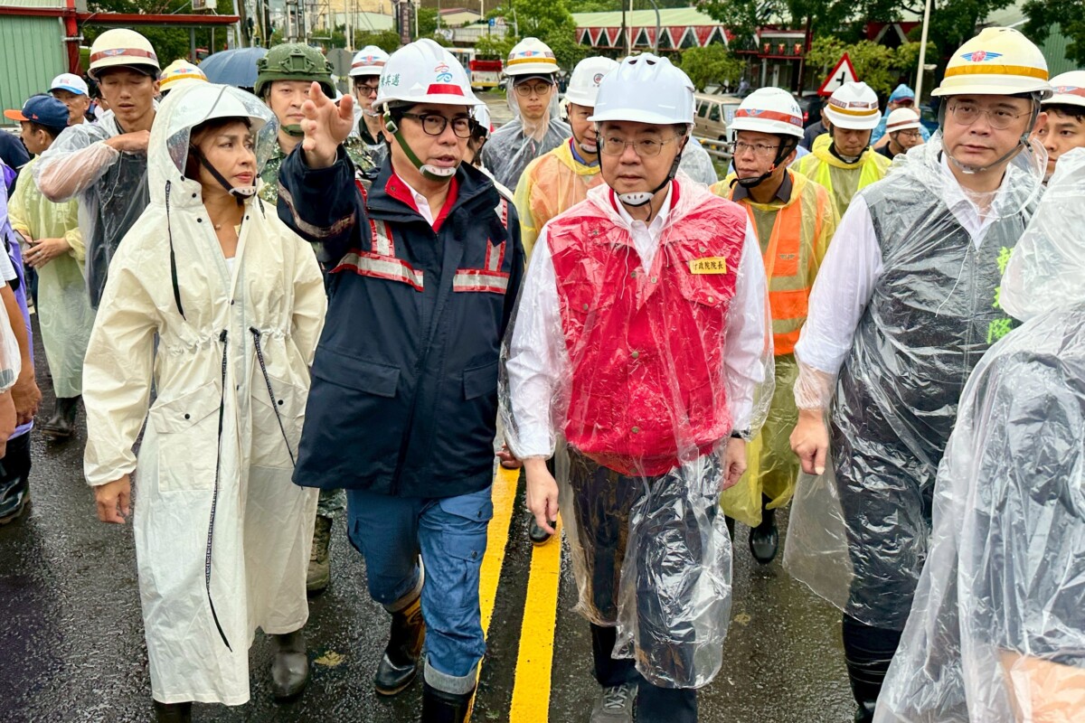 ▲陪同行政院長視察六龜山區,陳其邁盼0728豪雨納入丹娜絲颱風特別條例、加速災區重建腳步。
