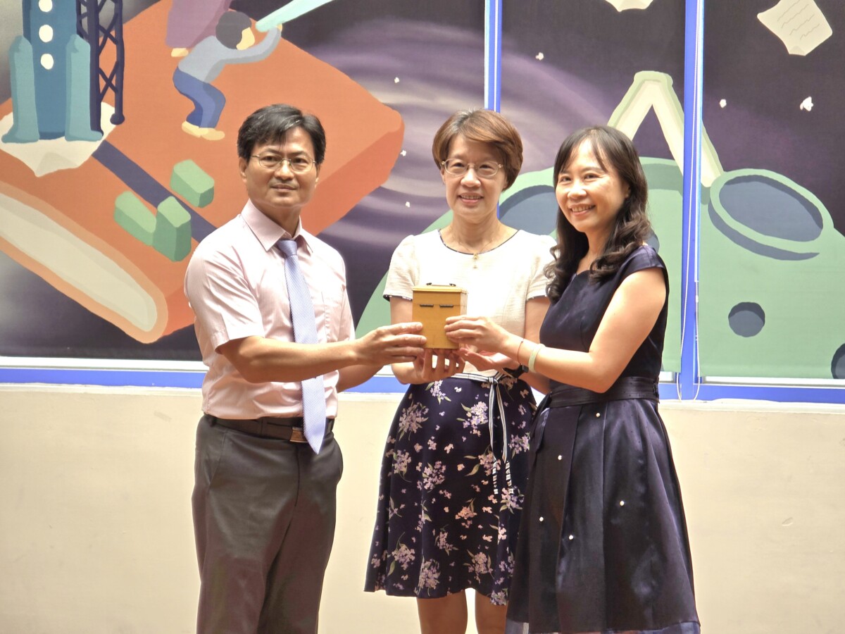 ▲汕尾國小新舊任交接儀式,新任校長陶玉芳(右)從卸任曾博建校長(左)手中接下印信。