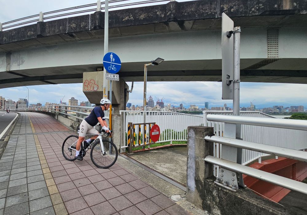《圖說》台北橋及自行車牽引道管制位置。〈高灘處提供〉
