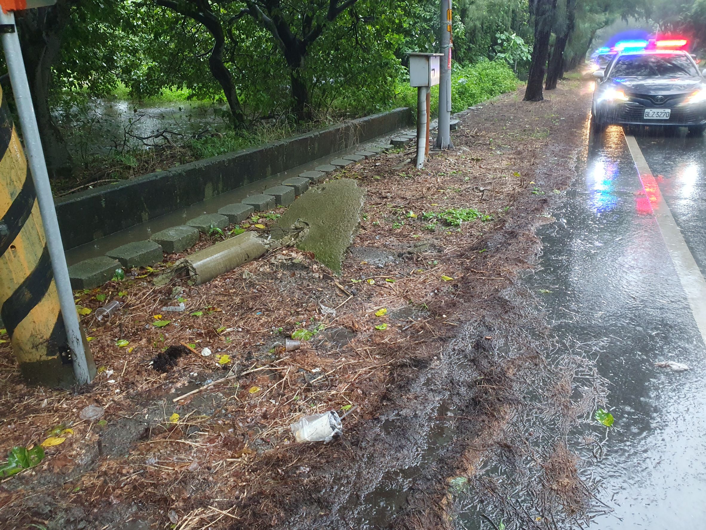 (有影片)/二林驚傳車禍!雨天連續超車失控撞柱 駕駛傷重不治 - https://www.watchmedia01.com