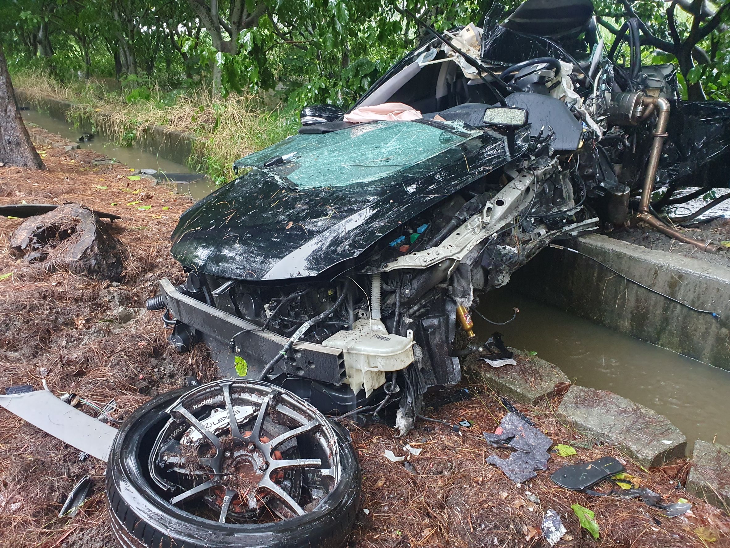(有影片)/二林驚傳車禍!雨天連續超車失控撞柱 駕駛傷重不治 - https://www.watchmedia01.com