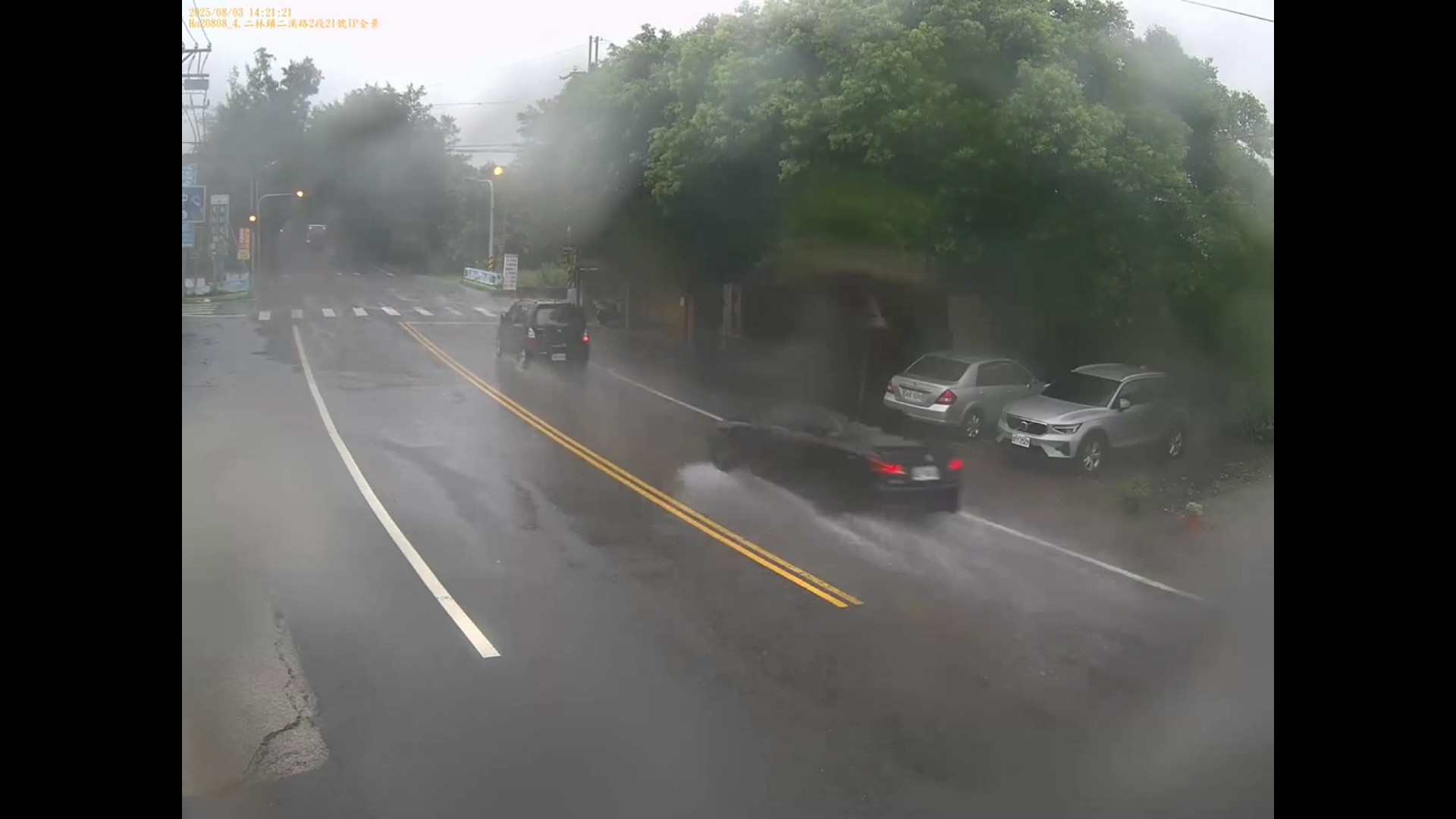 (有影片)/二林驚傳車禍!雨天連續超車失控撞柱 駕駛傷重不治 - https://www.watchmedia01.com