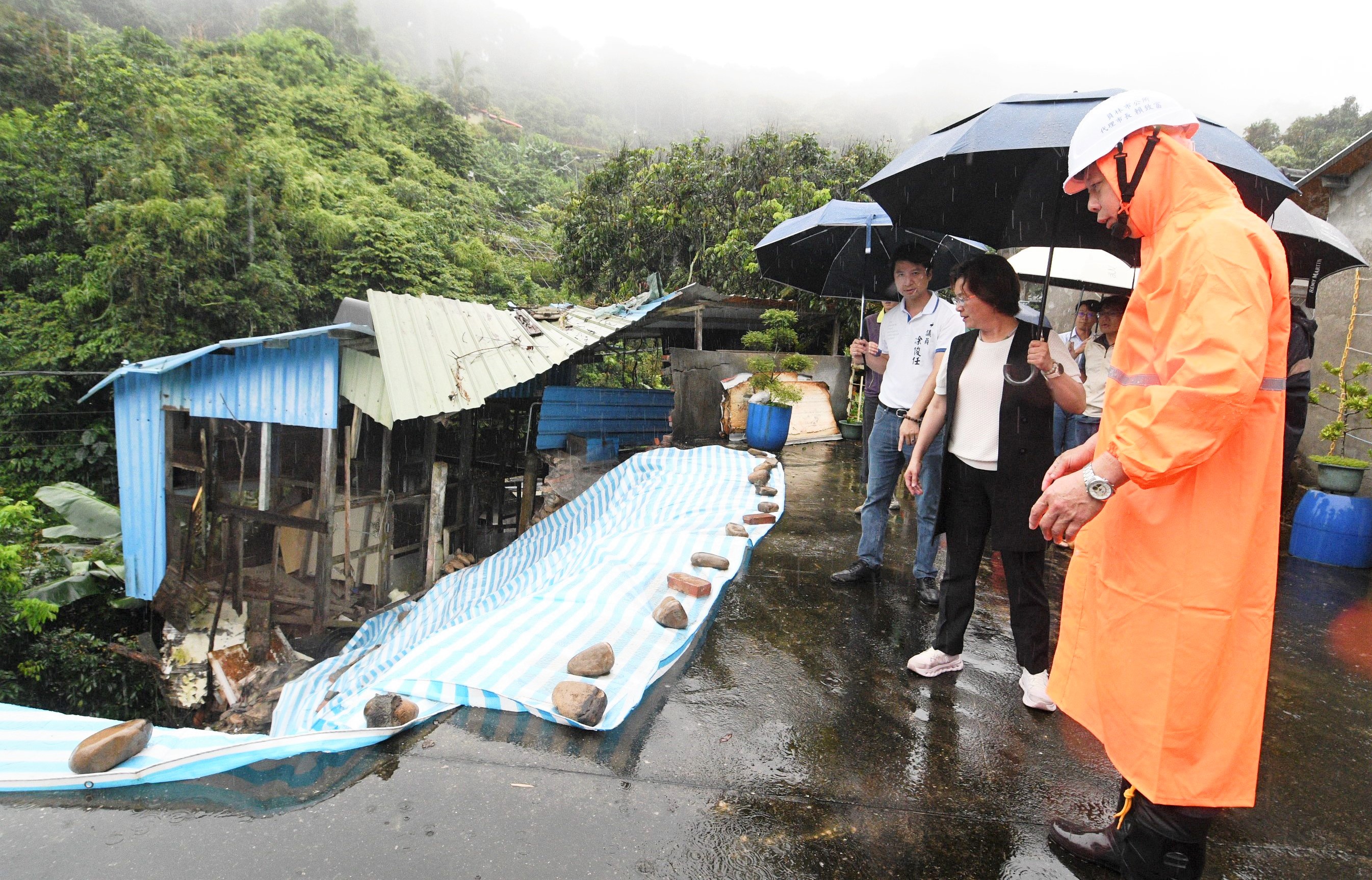 (有影片)/豪雨狂下!員林邊坡坍塌 王惠美到員林勘災喊大家要小心 - https://www.watchmedia01.com