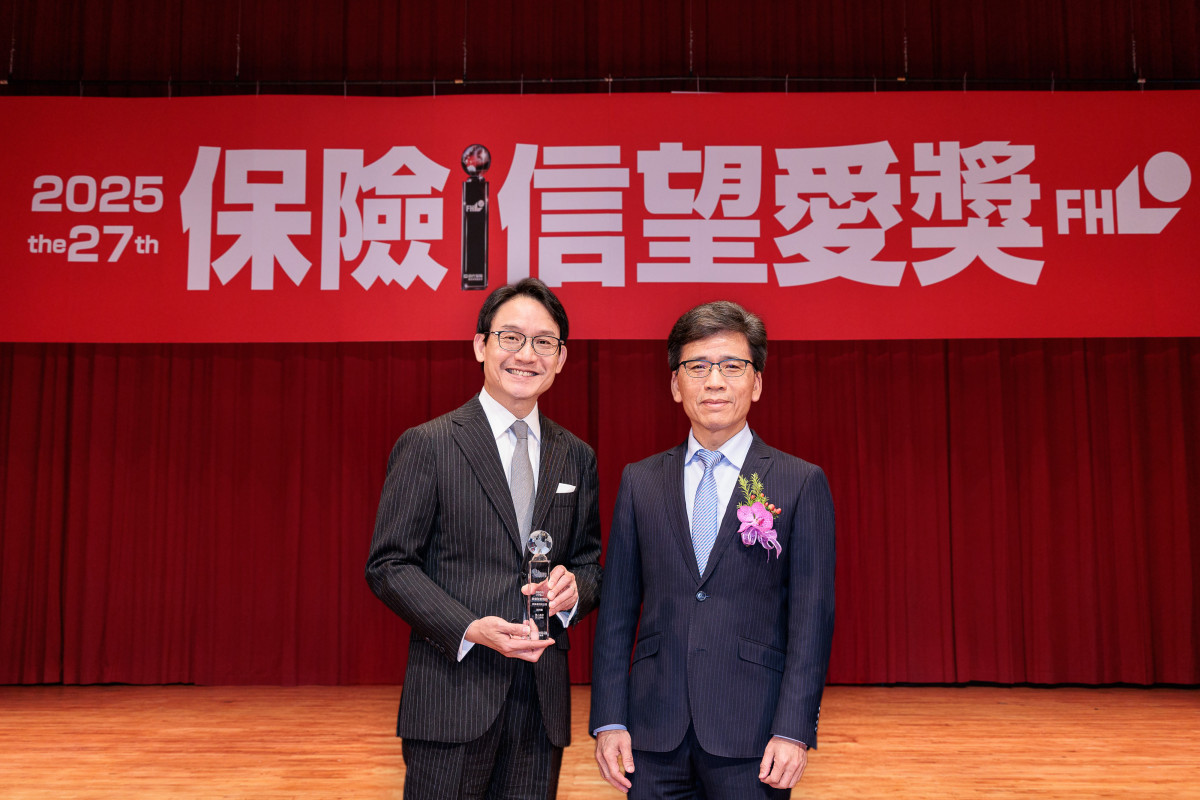凱基人壽獲「2025保險信望愛獎」11項殊榮，由容覺生執行副總（左）代表出席，從金管會主委彭金隆手中接獲獎座。