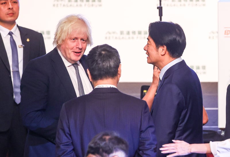 總統賴清德(右)5日上午在台北出席「凱達格蘭論壇:2025印太安全對話」開幕式,與英國前首相強生(Boris Johnson)(前左)在會中握手寒暄。 中央社