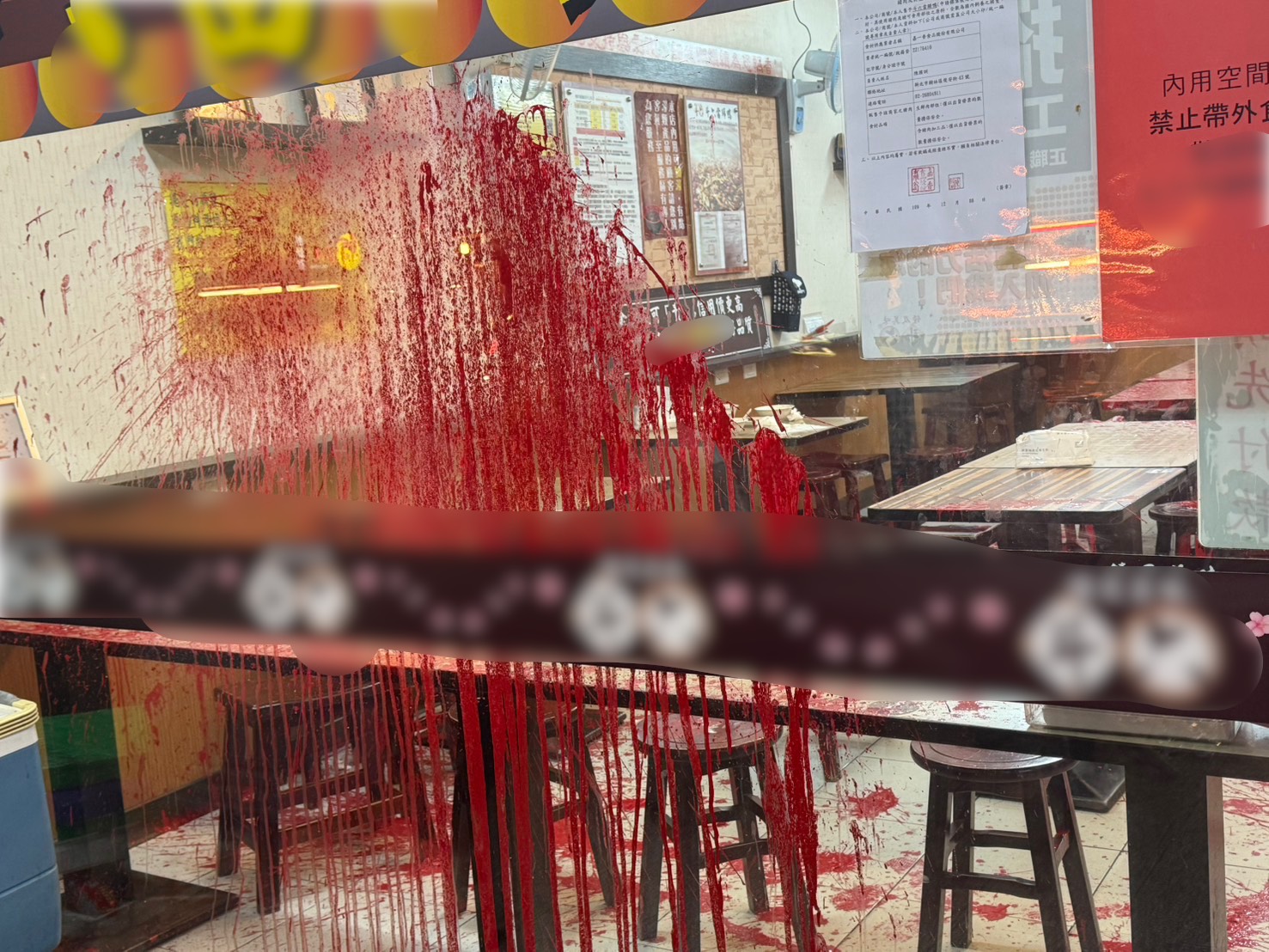 ▲新北市樹林區及新莊區1家知名當歸鴨連鎖店,昨(4)日晚間23時許,接連遭人持紅色油漆潑灑。(翻攝畫面)