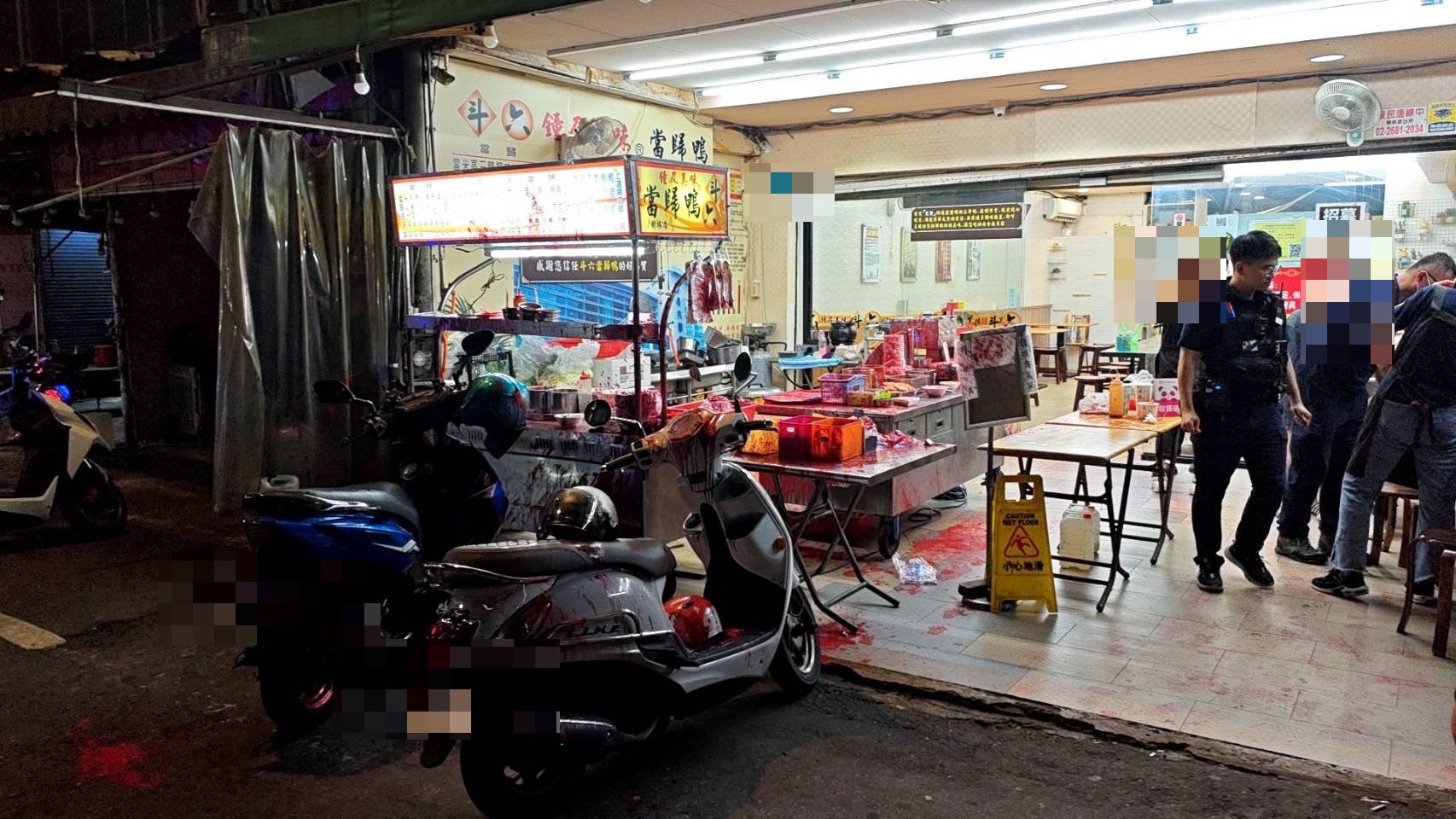 ▲新北市樹林區及新莊區1家知名當歸鴨連鎖店,昨(4)日晚間23時許,接連遭人持紅色油漆潑灑。(翻攝畫面)