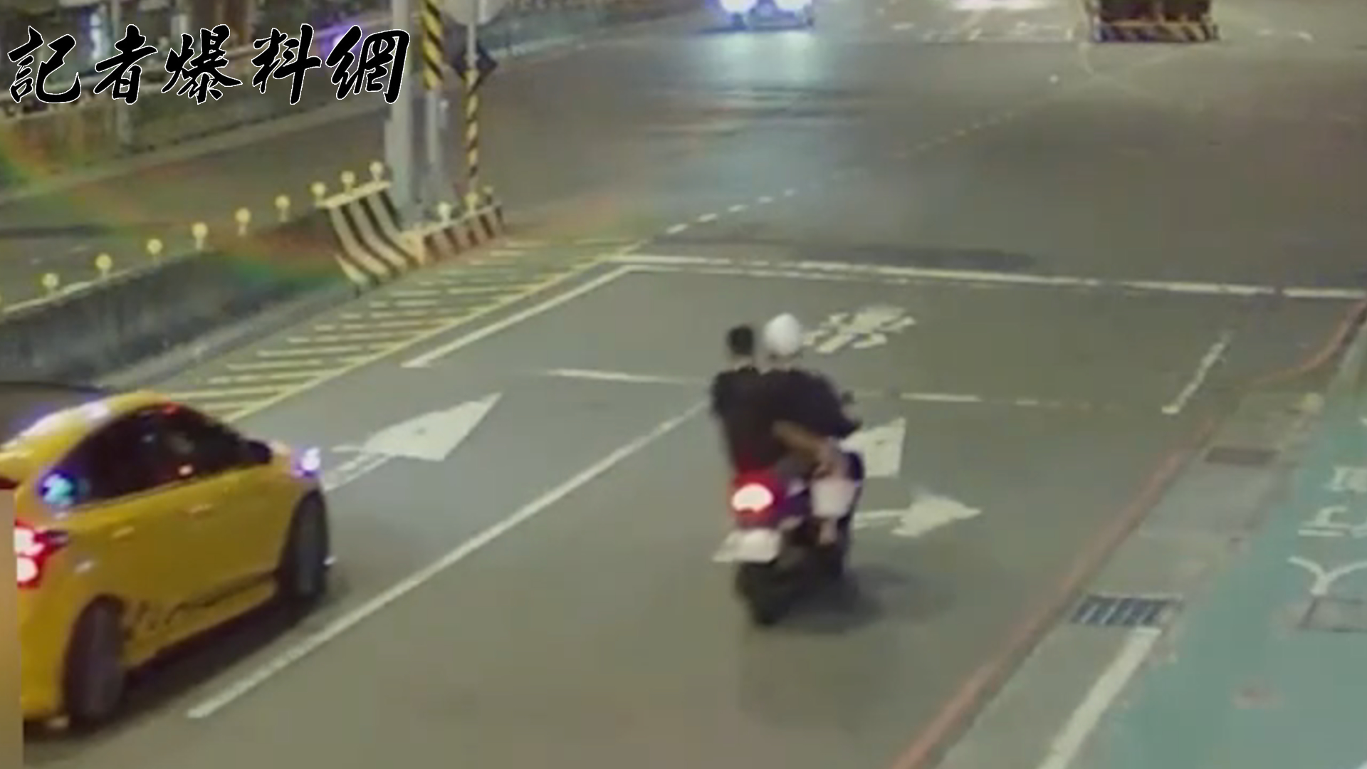▲江男騎車載送手持紅色油漆桶的林男前往犯案。(翻攝畫面)