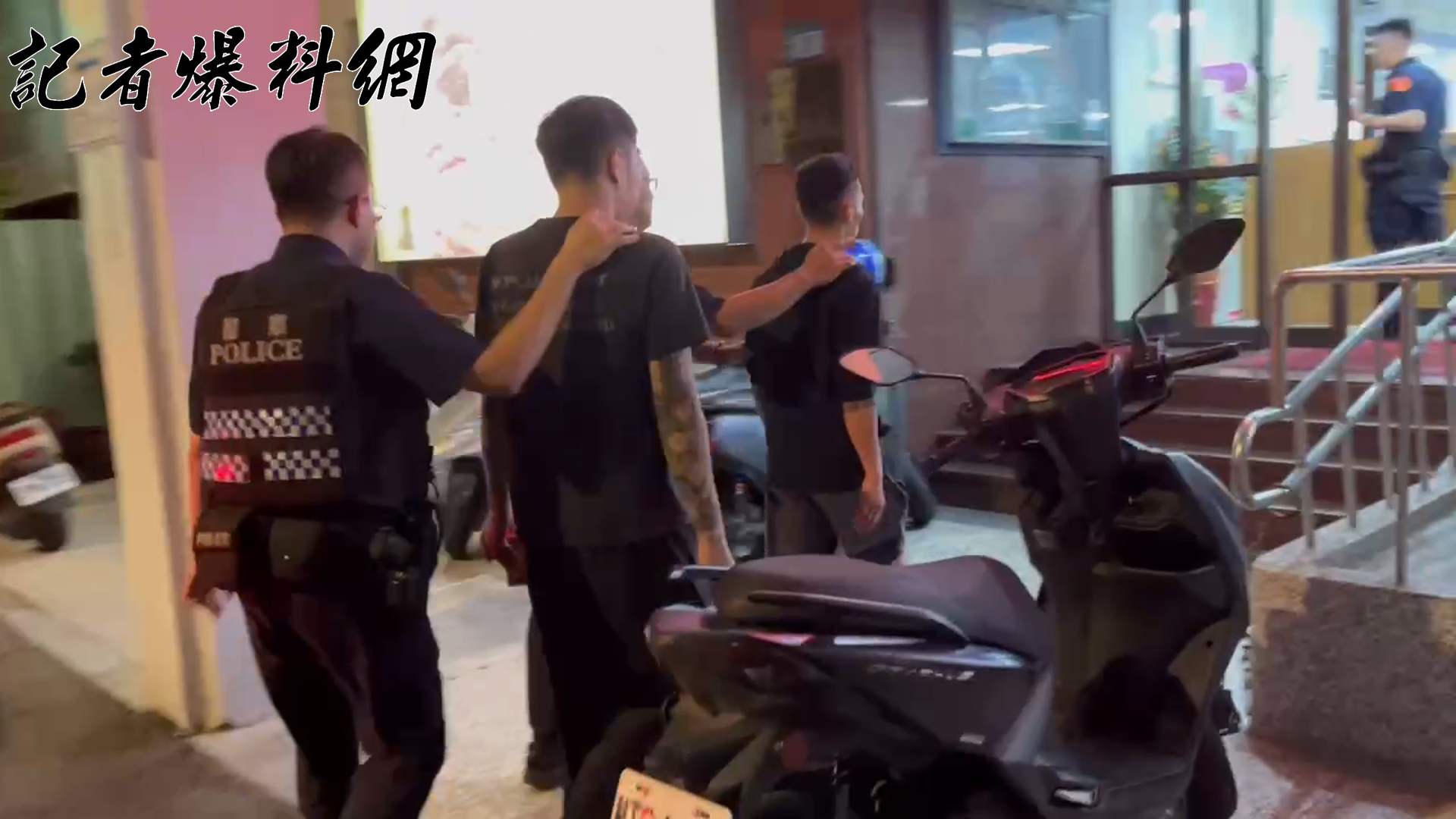 ▲警方以車追人,於凌晨時分逮人到案。(翻攝畫面)