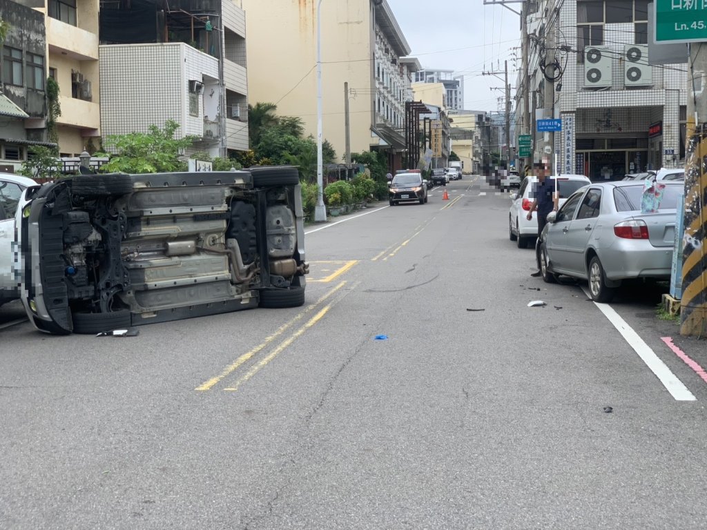 駕車恍神肇事!- 台中沙鹿自小客車撞對向路旁兩車側翻