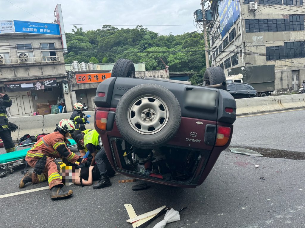 八里吉普車閃砂石車自撞四輪朝天! 駕駛乘客均受傷路面濺血