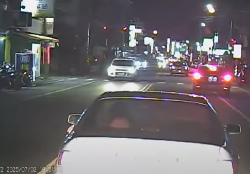 斗六自小客車不讓救護車還闖紅燈!- 網友怒嗆「白目」、「耳朵長包皮」