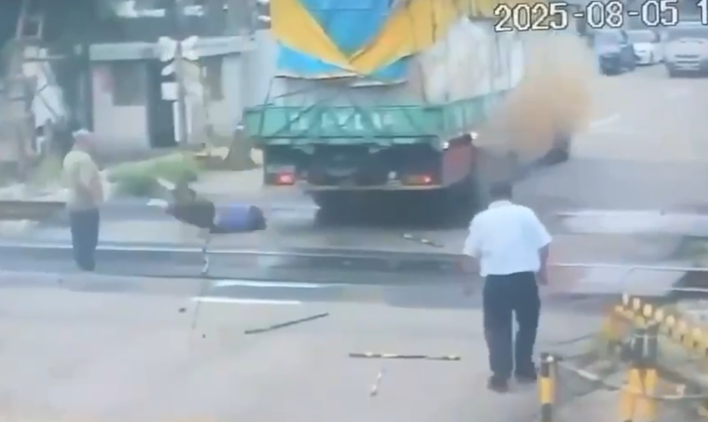 驚悚畫面曝光!貨車經過平交道物超商卡住電纜線 司機爬車頂處理觸電墜地
