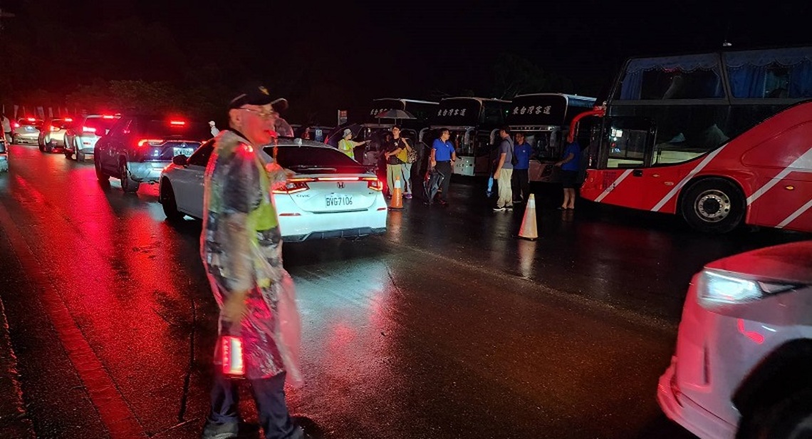 鹿野高台萬人雨中追星不退場!關山警雨戰光雕夜
