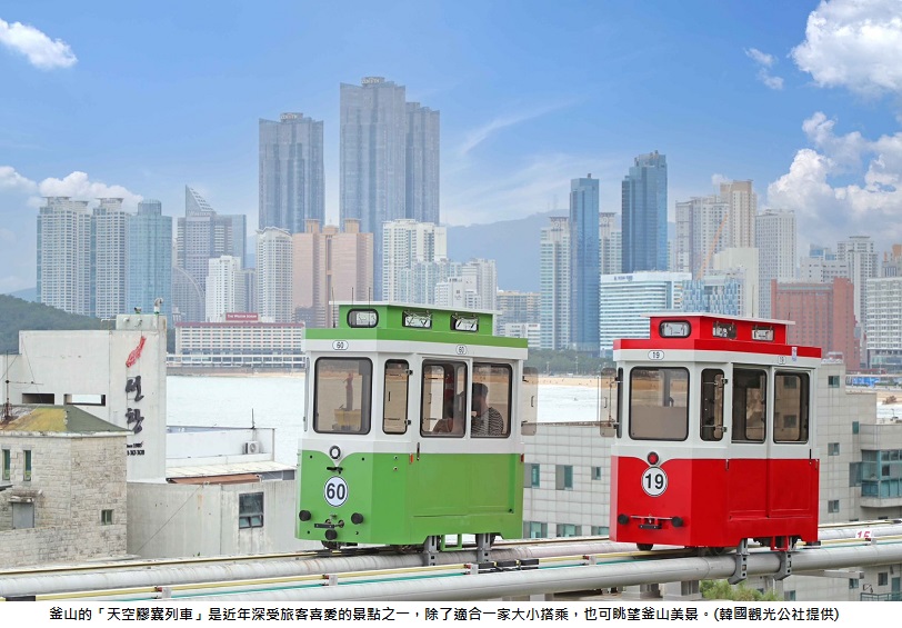 可能是纜車、有軌電車、火車、鐵道和文字的圖像