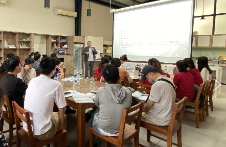 ▲圖說： 旗山商圈店家上課時認真專注，期待為自家事業開創新方向 。( 記者李堂安攝)