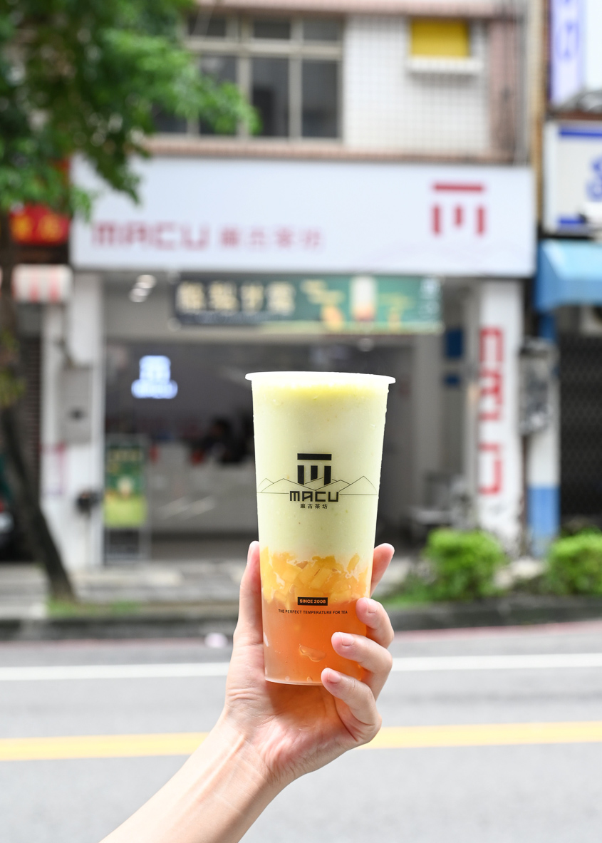 ▲果飲新品《酪梨甘露》主打酪梨冰沙與芒果果粒結合，開賣即引發熱潮。（圖/麻古茶坊提供）