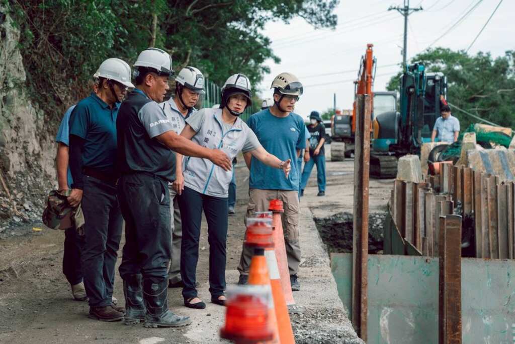 ▲饒慶鈴勘查道路與堤防受損，指示加速修復進度。