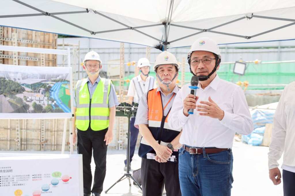 ▲侯友宜表示，永平國小地下停車場設連通道與捷運萬大中和線連接，力拚115年完工。