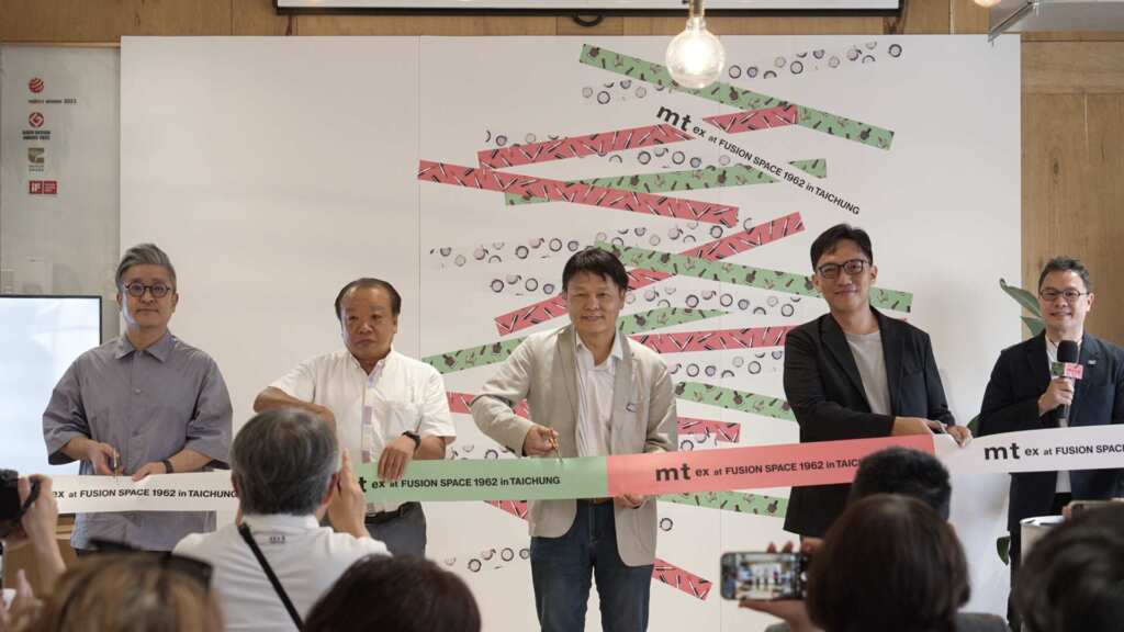▲日本人氣mt紙膠帶主題展覽由居山浩二創意總監、谷口幸生專務董事、台中市政府文化局曾能汀副局長及富興工廠許清皓總監(左至右)共同剪綵開幕。(富興工廠提供)