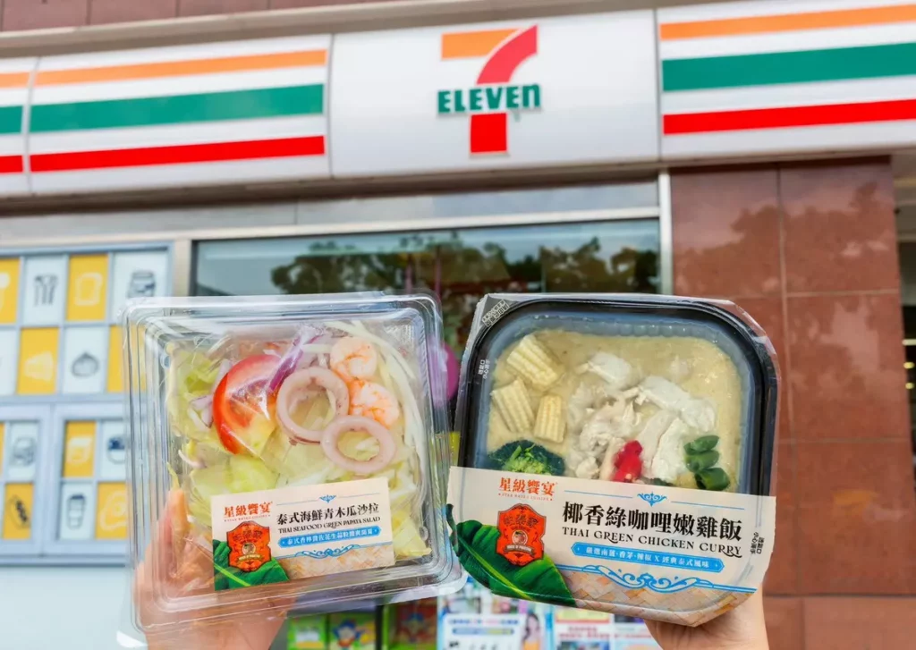 本次新品強檔推薦「帕泰家」本店熱銷商品在7-ELEVEN神還原！酸辣爽脆的「泰式海鮮青木瓜沙拉(售價79元)」、「綠咖哩嫩雞飯(售價99元)」