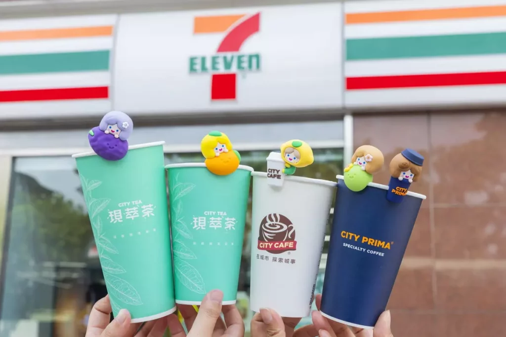 .CITY TEA新品「紫桑果粒冰茶」酸甜桑椹風味與清爽茶感，且購買CITY全系列指定飲品滿150元，即贈韓國超人氣限量「RiCO夏日果物」杯緣子