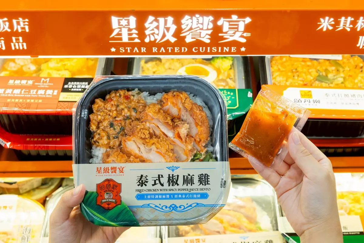 「泰式椒麻雞飯(售價109元)」選用雞腿排以帕泰家獨家醬料醃製入味後炸至酥香，淋上秘製椒麻醬酸、香、麻，配菜則搭配微辣打拋豬與炒青刀豆，經典泰式組合讓人大口扒飯