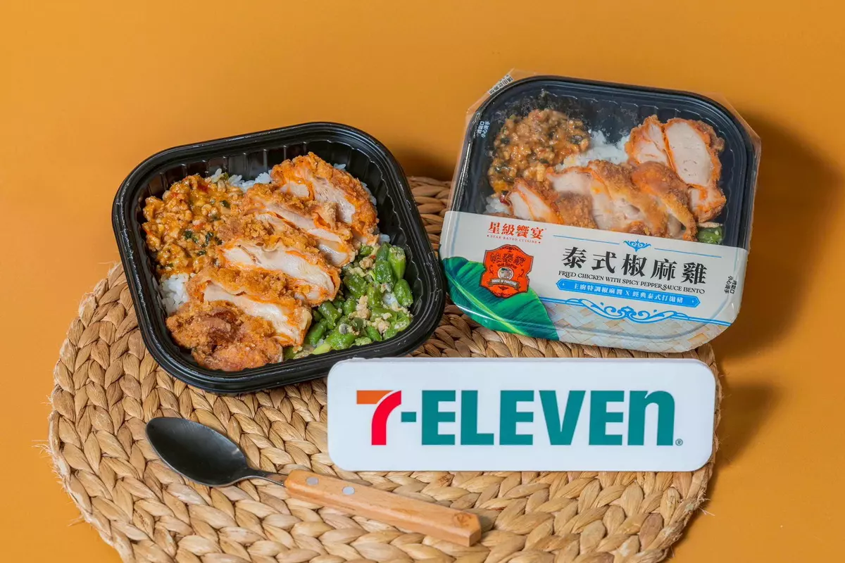 「泰式椒麻雞飯(售價109元)」選用雞腿排以帕泰家獨家醬料醃製入味後炸至酥香，淋上秘製椒麻醬酸、香、麻，配菜則搭配微辣打拋豬與炒青刀豆，經典泰式組合讓人大口扒飯