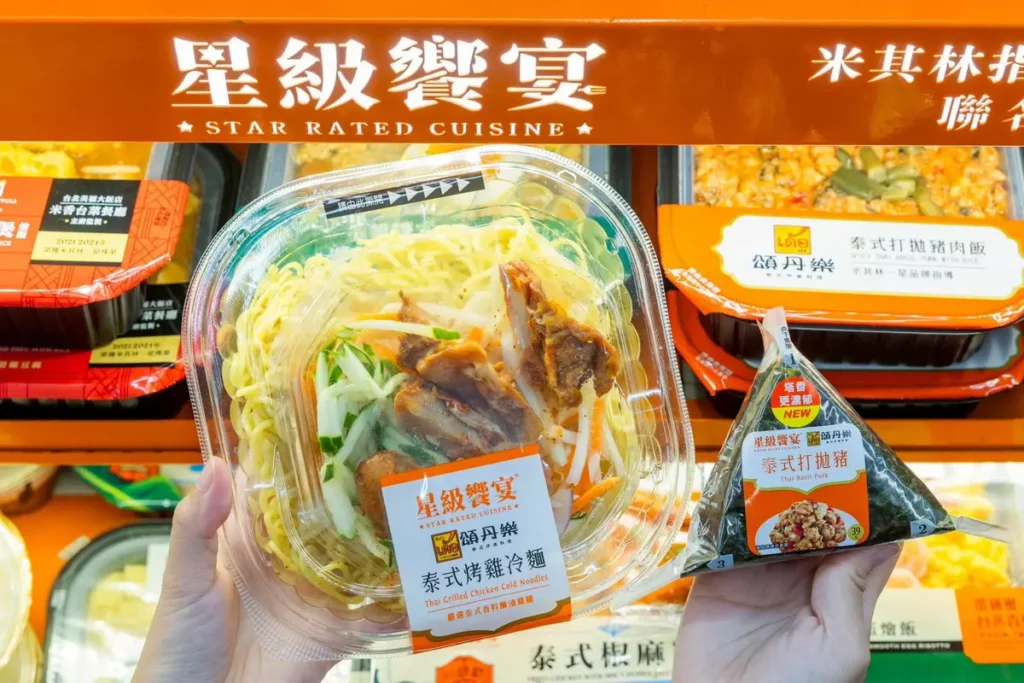 .同步推薦「頌丹樂-泰式打拋豬飯糰(售價39元)」、「頌丹樂-泰式烤雞冷麵(售價89元）」邀請消費者到7-ELEVEN品嚐泰式美味！