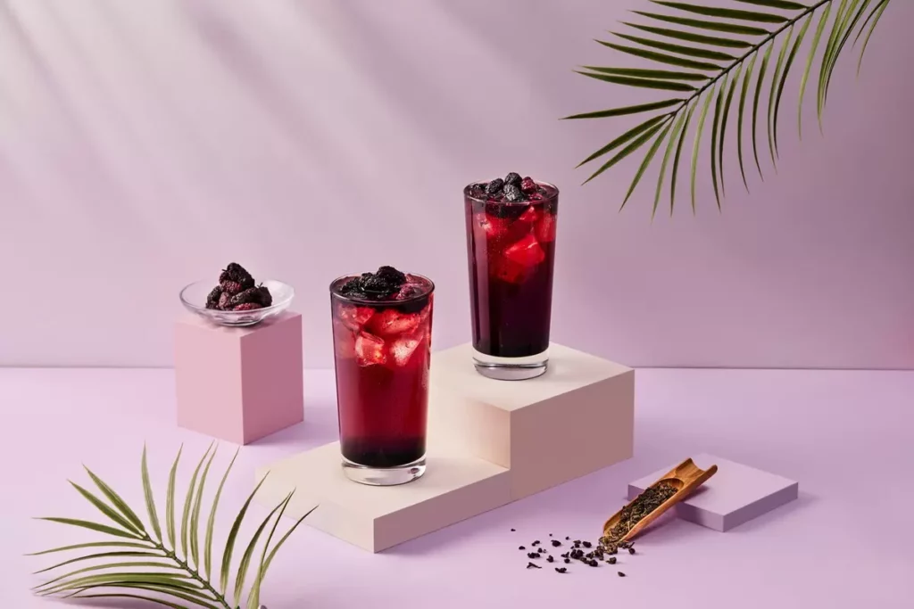 自8月6日起至8月19日推出「紫桑果粒冰茶」嚐鮮價兩杯88元優惠，現萃茶門市限定販售，數量有限，售完為止