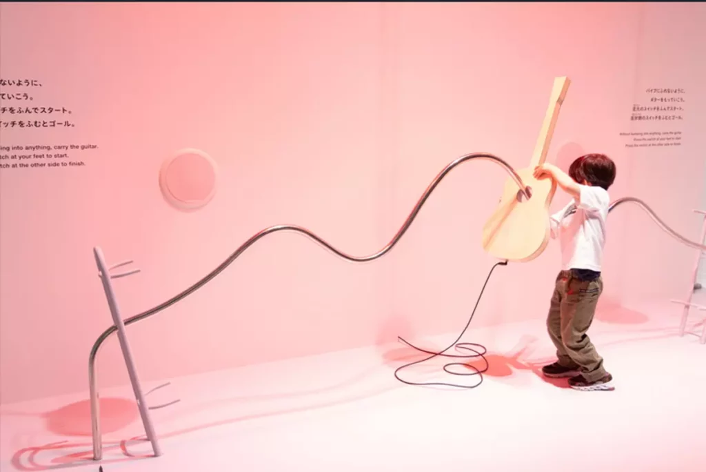 「搬運挑戰(もちはこびトライアル)」是展覽的看點之一,需要高度的專注力,無論大人小孩都能樂在其中。展品〈もちはこびトライアル〉。©TOKYO NODE PR事務局