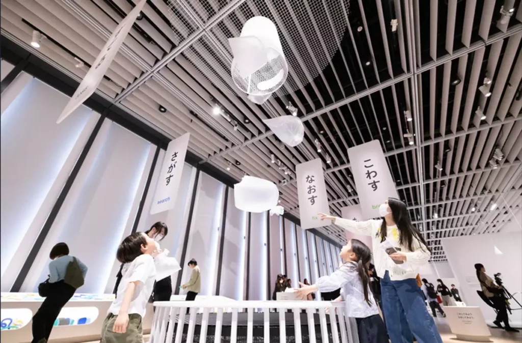 由設計工作室YOY創作的作品。體驗「逆重力丟垃圾」的裝置,參觀者需將垃圾袋丟入設置在天花板上的垃圾桶,挑戰常識、顛覆感官,帶來全新的設計體驗。展品〈るて〉。©TOKYO NODE PR事務局