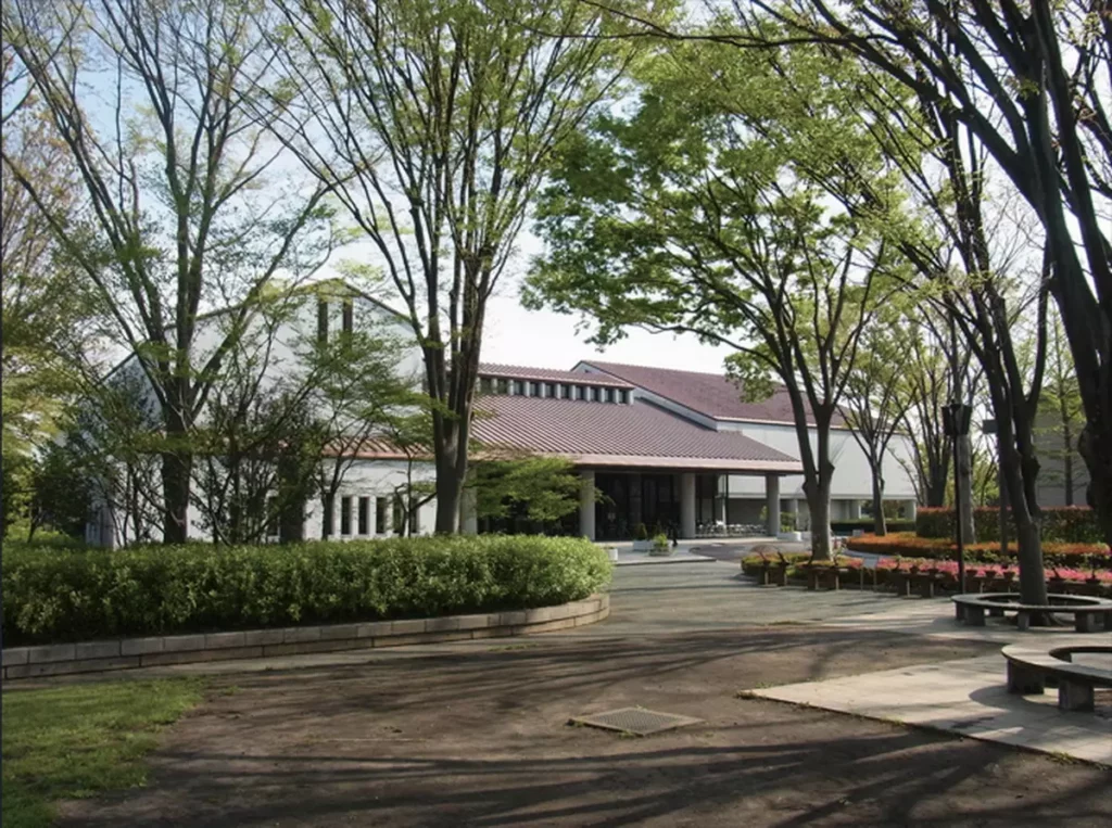 府中市鄉土之森博物館本館,坐落於綠意盎然的園區中,靜靜訴說著土地的歷史與文化。館內常設展聚焦府中地區的自然、民俗與生活風貌,引領旅人感受從古至今的在地故事,彷彿走入府中的時光入口。©府中市郷土の森博物館