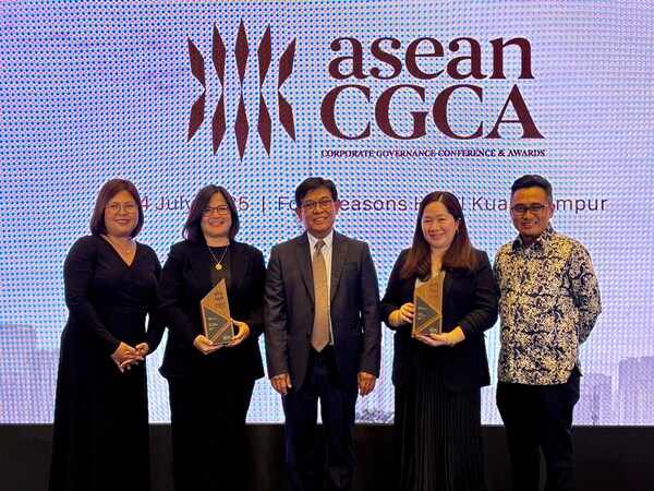 (從左至右)Ayala Corporation合規經理Melody B. Trinidad;Ayala Corporation首席法律官、首席合規官、公司秘書兼企業治理團隊負責人Franchette M. Acosta;證券交易委員會主席Francis Edralin Lim;Ayala Corporation助理公司秘書兼公司秘書服務主管Carmela G. Austria;以及證券交易委員會委員McJill Bryant Fernandez,於2025年7月24日在馬來西亞吉隆坡舉行的「2025年東盟企業管治大會暨頒獎典禮」上合影。 (從左至右)Ayala Corporation合規經理Melody B. Trinidad;Ayala Corporation首席法律官、首席合規官、公司秘書兼企業治理團隊負責人Franchette M. Acosta;證券交易委員會主席Francis Edralin Lim;Ayala Corporation助理公司秘書兼公司秘書服務主管Carmela G. Austria;以及證券交易委員會委員McJill Bryant Fernandez,於2025年7月24日在馬來西亞吉隆坡舉行的「2025年東盟企業管治大會暨頒獎典禮」上合影。