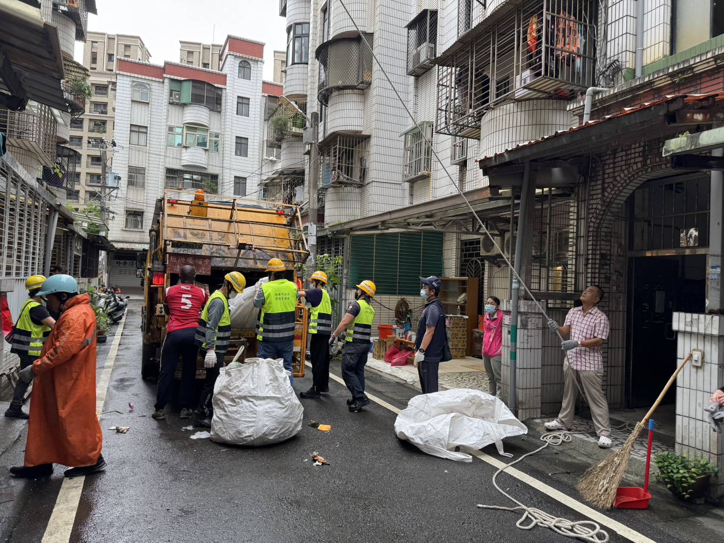 中壢弱勢戶回收物堆積如山 桃園清潔隊、志工合力清出7噸垃圾 23314456 3