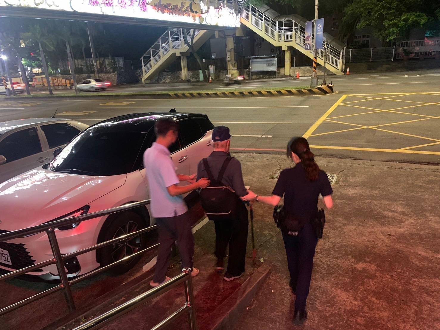 8旬翁訪友迷途 平鎮暖警及時伸援 650330 0