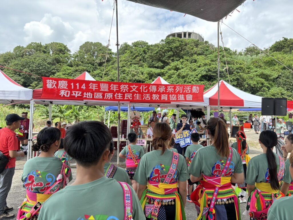 警方於活動中宣導常見詐騙手段。(圖/記者薛秀蓮 翻攝)