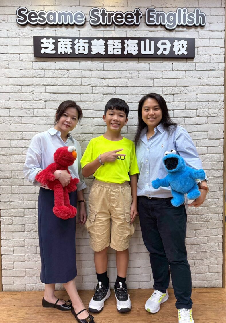 芝蔴街美語海山分校展現平常訓練成果，圖為進入決賽小選手跟老師合影。(圖／芝蔴街美語海山分校)