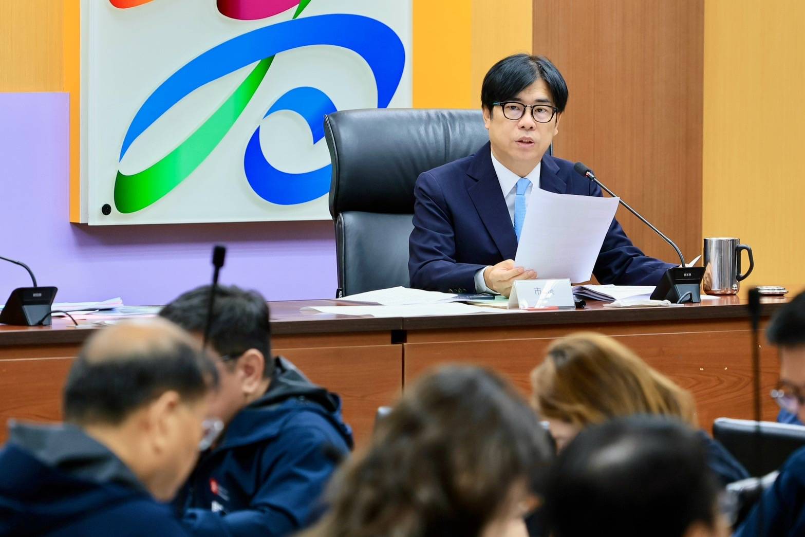 ▲陳其邁主持市政會議強調加速災後復原,責請工務、水利、交通、環保、衛生等局處全力協助,他並關切農民需求,請農業局、各區公協助農民辦理相關救助作業。