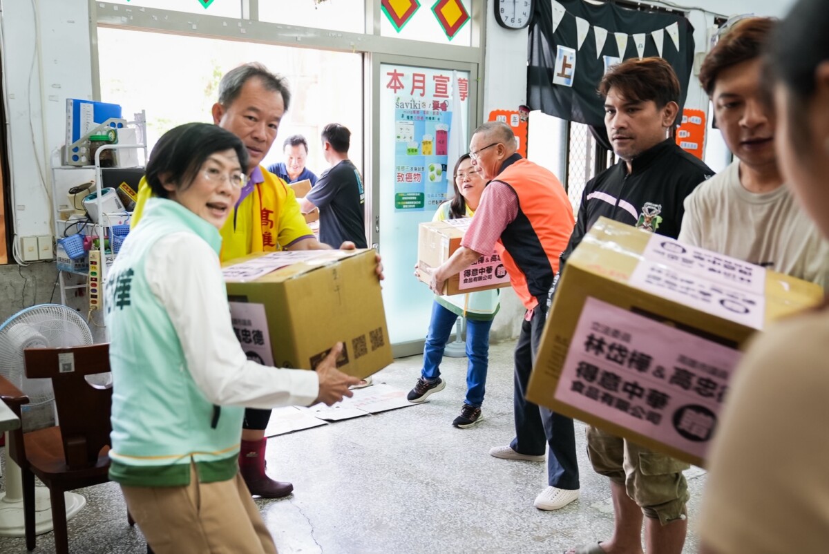 ▲立法委員林岱樺(左前)與市議員高忠德前往桃源區災區慰問,親自搬運救援物資至避難中心,協調民間團體支援百箱生活物資,展現災後關懷與即時行動力。
